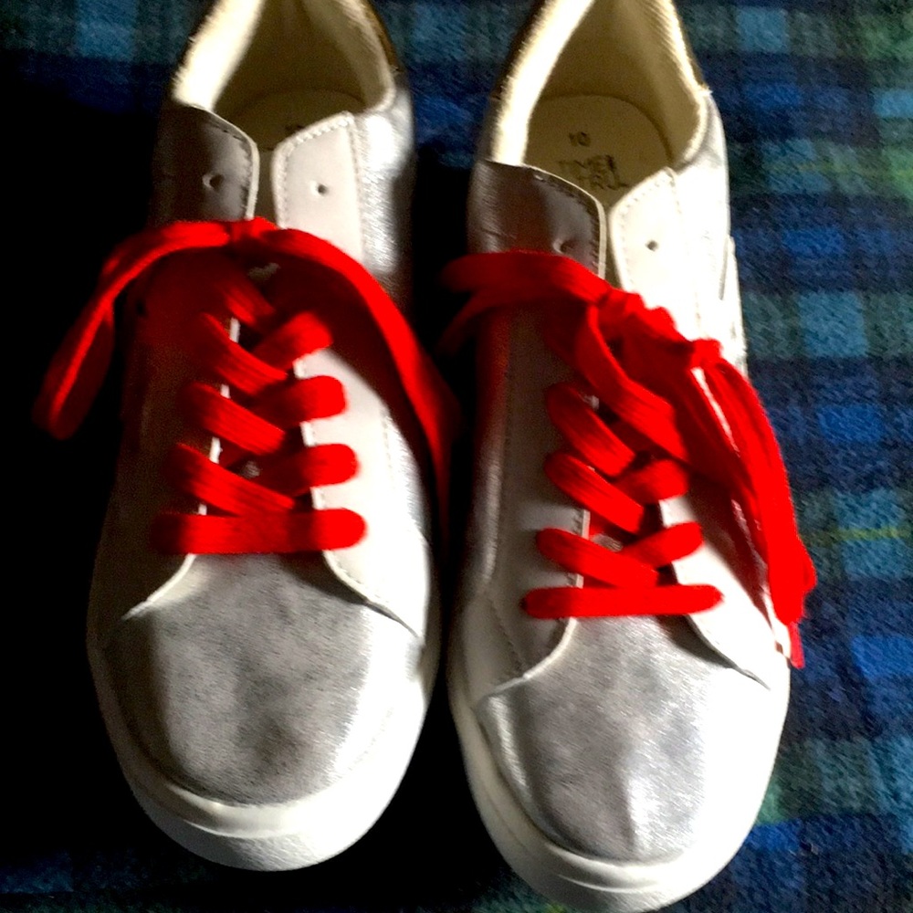 Time and Tru Women’s  Sneaker Shoes Memory foam Size 10 Gently used